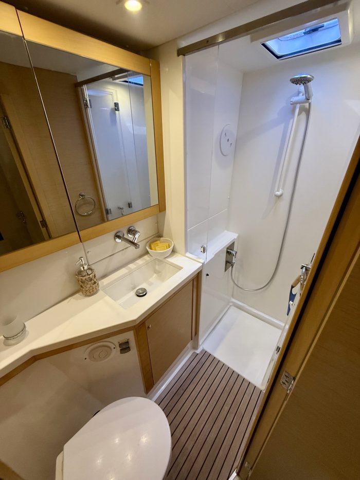 bath, Lagoon 450, catamaran for sale