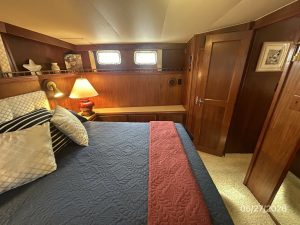 bed, Hatteras 42 LRC, trawler for sale