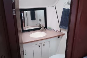 bath, Hunter 450 Passage, sailboat for sale