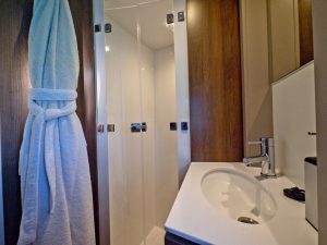 bath, Bali 4.4, catamaran for sale