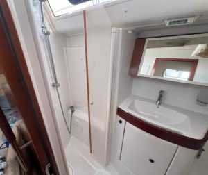 bath, Beneteau 40 Oceanis, sailboat for sale