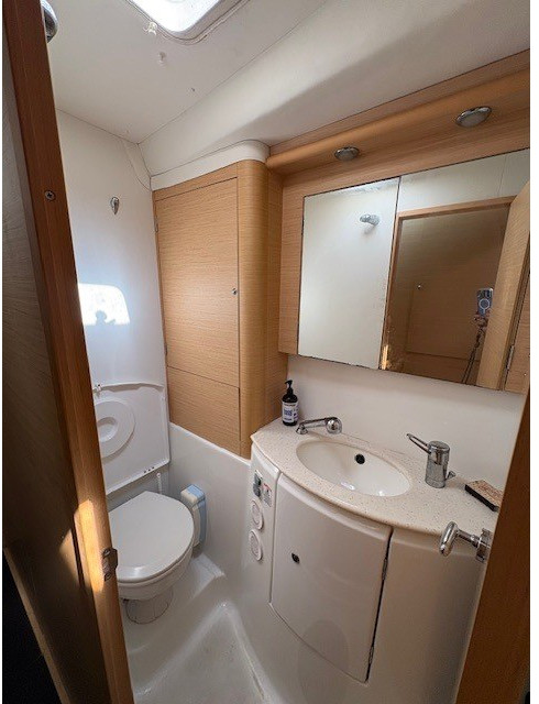 bath, Lagoon 440, catamaran for sale