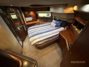 bed, Cruisers 4450, trawler for sale