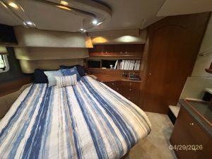 bed, Cruisers 4450, trawler for sale