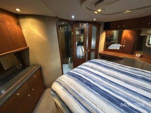 bed, Cruisers 4450, trawler for sale