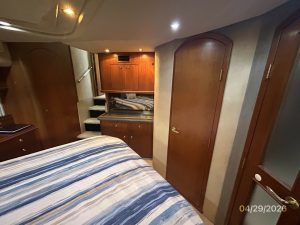 bed, Cruisers 4450, trawler for sale