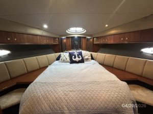 bed, Cruisers 4450, trawler for sale