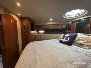 bed, Cruisers 4450, trawler for sale