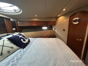 bed, Cruisers 4450, trawler for sale