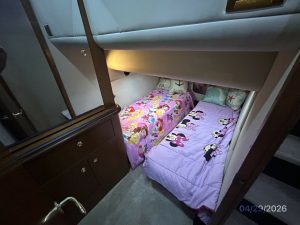 bed, Cruisers 4450, trawler for sale