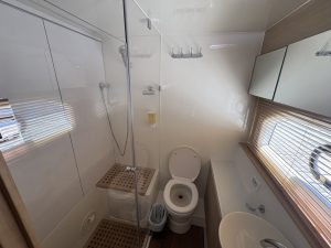 bath, Aquila 44, power catamaran for sale