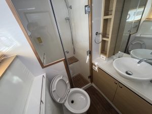 bath, Aquila 44, power catamaran for sale