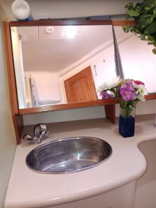 bath, Hunter 45, sailboat for sale