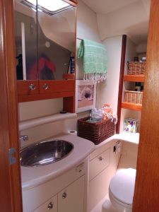 bath, Hunter 45, sailboat for sale
