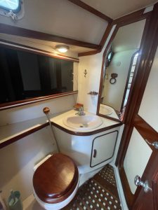bath, Gulfstar 45 Hirsch, sailboat for sale