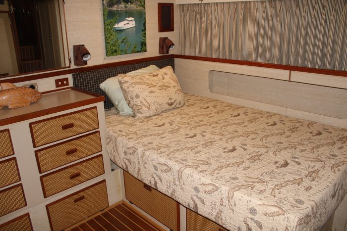 bed, Bertram 42, trawler for sale