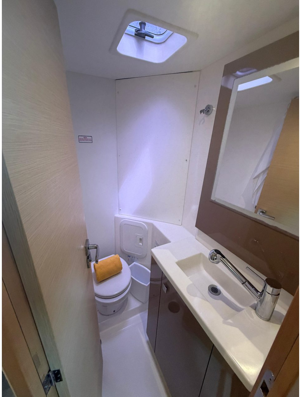 bath, FP 40 Lucia, catamaran for sale
