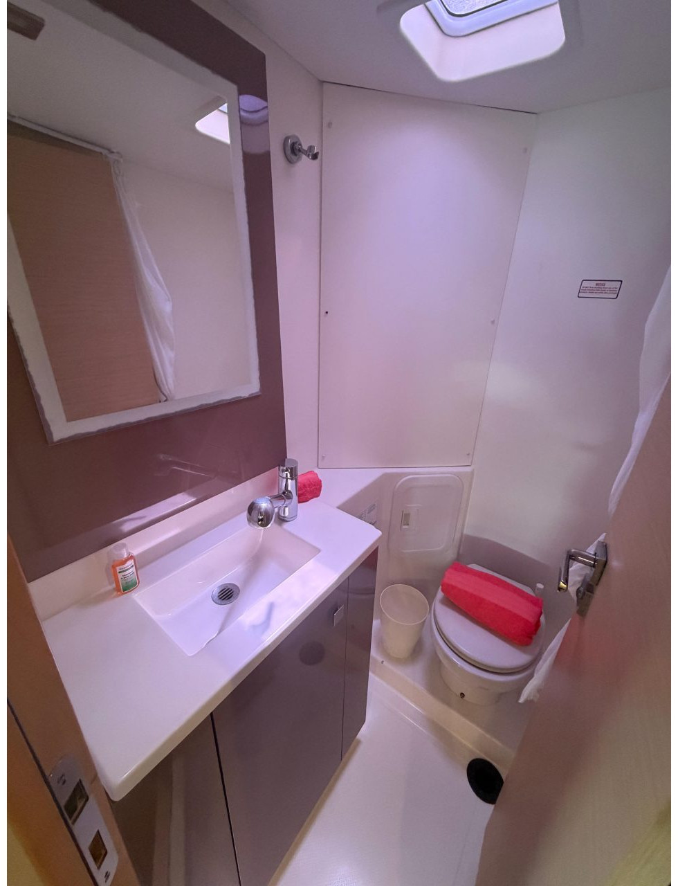 bath, FP 40 Lucia, catamaran for sale