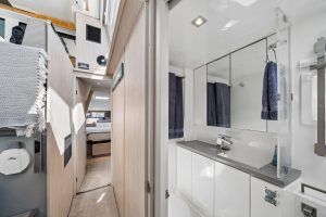 bath, Leopard 45, catamaran for sale