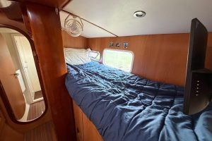 bed, Dolphin 460, catamaran for sale