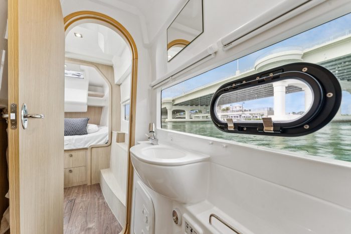 bath, Aquila 36 Sport, power catamaran for sale