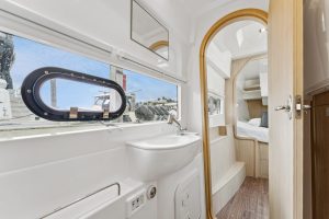bath, Aquila 36 Sport, power catamaran for sale