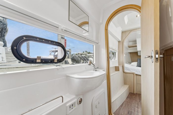 bath, Aquila 36 Sport, power catamaran for sale
