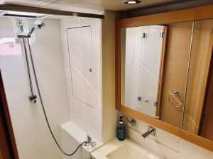 bath, Lagoon 450, catamaran for sale