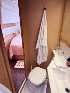 bath, Lagoon 450, catamaran for sale