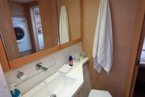 bath, Lagoon 450, catamaran for sale