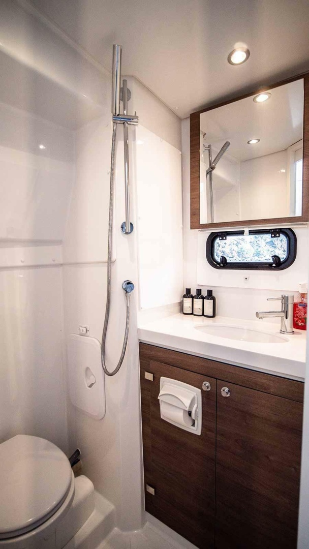 bath, Bali 5.4, catamaran for sale