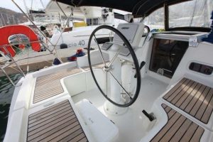 helm, Beneteau 31 Oceanis, sailboat for sale