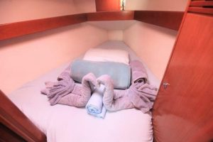 bed, Beneteau 31 Oceanis, sailboat for sale