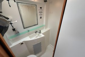bath, FP 44 Orana, catamaran for sale