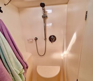 bath, Leopard 38, catamaran for sale