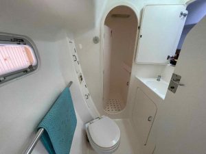 bath, Voyage 440, catamaran for sale