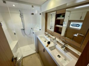 bath, Bali 4.2, catamaran for sale