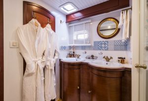bath, Sunreef 70, catamaran for sale