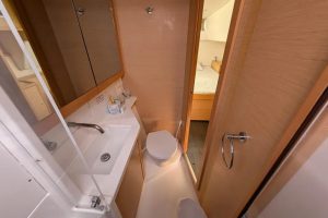 bath, Lagoon 450, catamaran for sale
