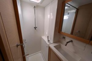 bath, Lagoon 450, catamaran for sale