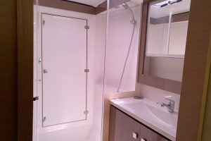 bath, FP 40 Lucia, catamaran for sale