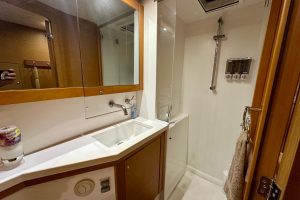 bath, Lagoon 450, catamaran for sale