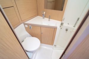 bath, Beneteau 45 Oceanis, sailboat for sale