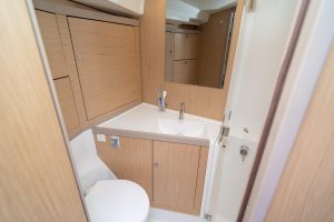 bath, Beneteau 45 Oceanis, sailboat for sale