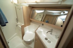 bath, Beneteau 45 Oceanis, sailboat for sale