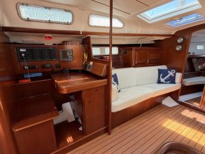 navigation station, Beneteau 473 Oceanis, sailboat for sale