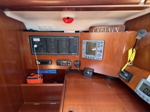 navigation station, Beneteau 473 Oceanis, sailboat for sale