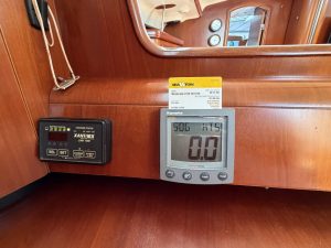navigation station, Beneteau 473 Oceanis, sailboat for sale