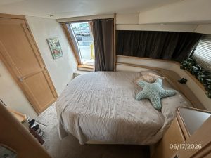 bed, Carver 430, trawler for sale