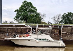 exterior, Cruisers 4280, trawler for sale